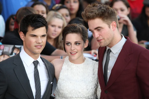 Taylor Lautner Kristen Stewart and Robert Pattinson attend The Twilight Saga Eclipse Los Angeles premiere — Stock Photo, Image