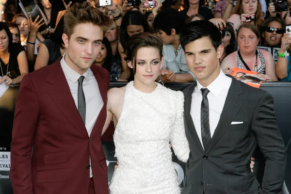 Taylor Lautner Kristen Stewart et Robert Pattinson assistent à la première de The Twilight Saga Eclipse Los Angeles — Photo