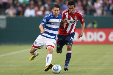 Heath pearce alır chivas usa İsa padilla oyun sırasında