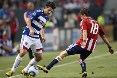 Blair gavin oyun sırasında top uzak heath pearce poke için çalışır.