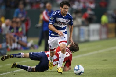 Heath pearce düşen blair gavin oyun sırasında alır.