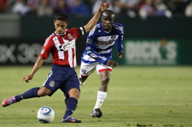 Jair benitez oyun sırasında görünüyor iken mariano trujillo topu haçlar.