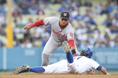 Scott Podsednik tries to beat the tag by Alberto Gonzalez during the match