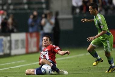 Miguel montano ve justin braun oyun sırasında top için mücadele