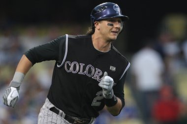 Troy tulowitzki ilk oyun sırasında yuvarlar.