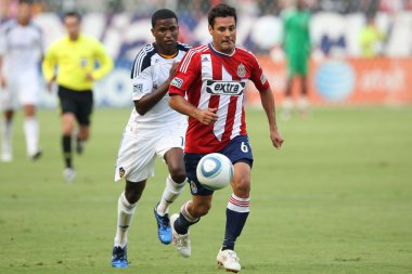 Edson buddle chivas usa defender ante jazic oyun sırasında kovalıyor.