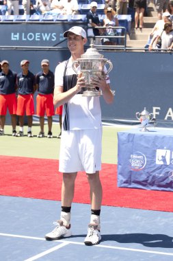 Sam querrey sürekli kupa ile poz veriyor.