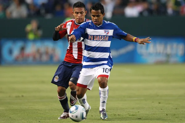 David Ferreira and Osael Romero fight for the ball during the game — Zdjęcie stockowe