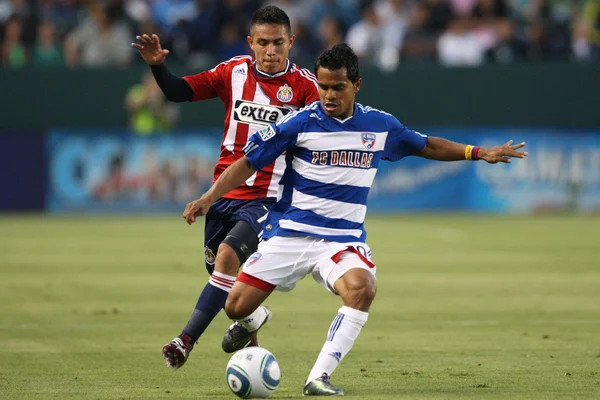 David Ferreira et Osael Romero se battent pour le ballon pendant le match — Photo