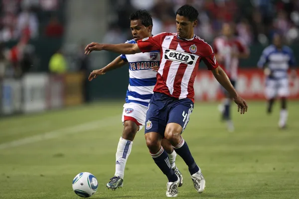 Michael Umana y David Ferreira luchan por el balón durante el juego —  Fotos de Stock