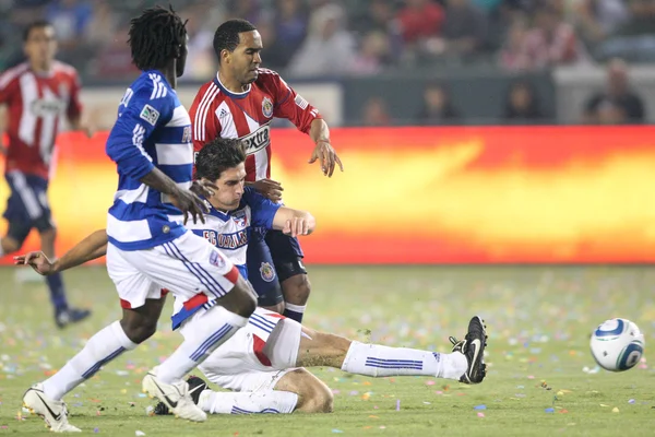 George John se desliza y le quita la pelota a Maykel Galindo mientras Ugo Ihemelu mira durante el juego — Foto de Stock