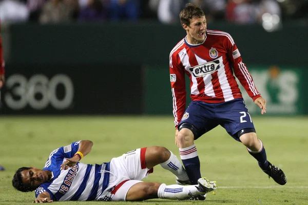 David Ferreira slide tackles and fouls Ben Zemanski durante o jogo — Fotografia de Stock