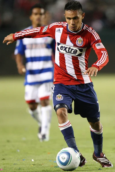 Osael Romero contrôle et dribble la balle pendant le match — Photo