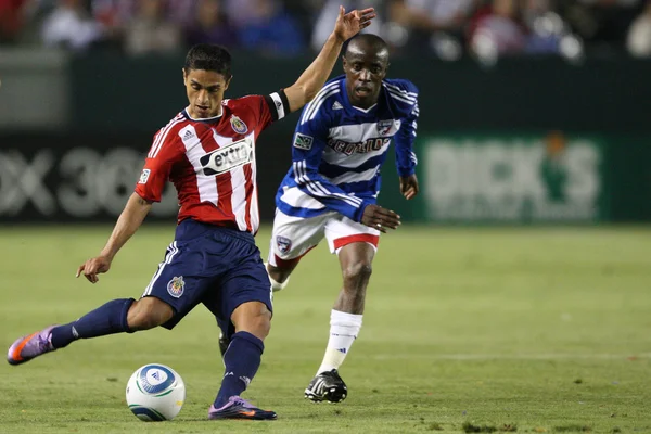 Mariano Trujillo crosses the ball while Jair Benitez looks on during the game — Stock Photo, Image