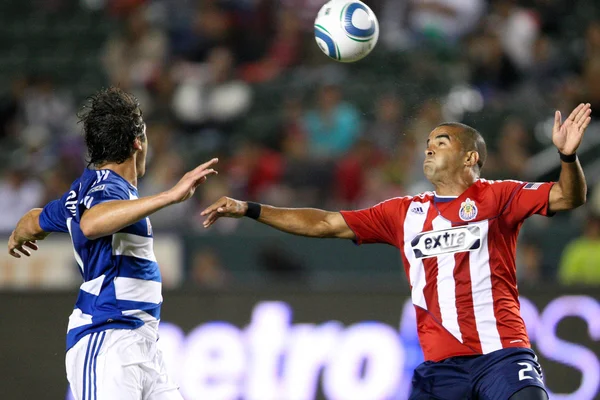 Bruno Guarda watches as Maicon Santos gets a head on the ball during the game — Stock Photo, Image