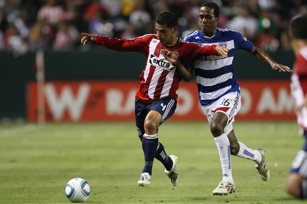 Michael Umana y Atiba Harris luchan por el balón durante el juego —  Fotos de Stock