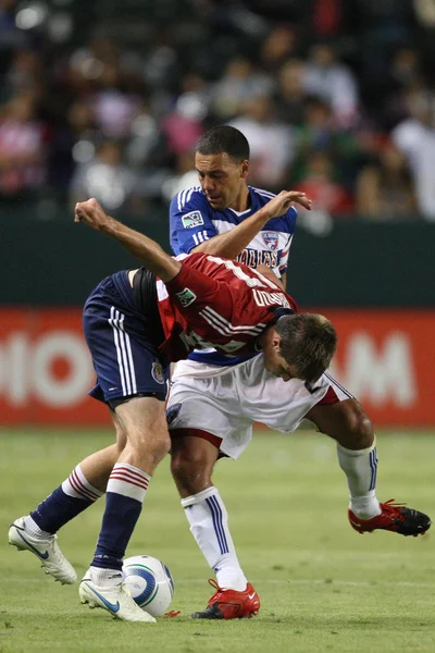 Daniel Hernandez et Chivas Justin Braun se battent pour le ballon pendant le match — Photo