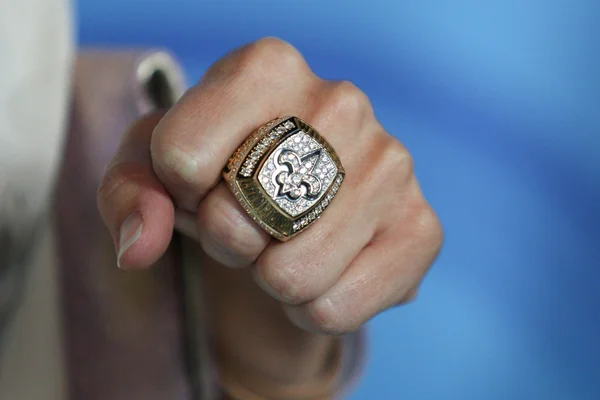 Rita benson leblanc fat Salı katılırken süper kase yüzüğünü gösterir.