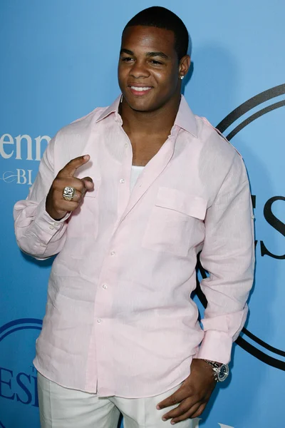 Pierre Thomas shows off his Super Bowl ring while attending Fat Tuesday — Stock Photo, Image