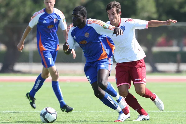 Ousman Jagne y Marlon Pack luchan por el balón durante el partido amistoso —  Fotos de Stock