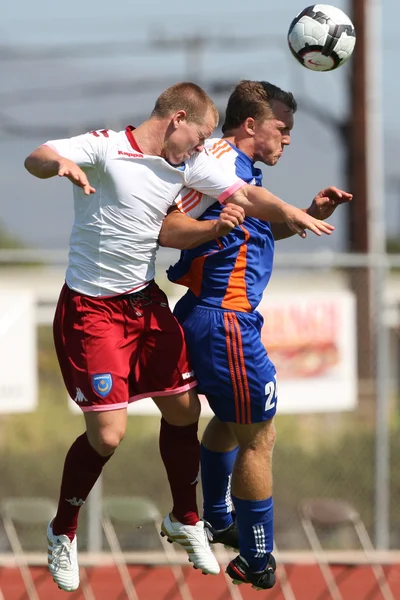 Matt Ritchie and Ventura Fusions Jacob Hustedt fight for a header during the friendly match — Stock Photo, Image