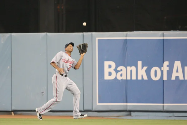 Justin Maxwell attrape une boule de mouche pendant le jeu — Photo