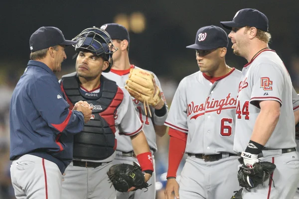 Most of the Nationals infield have a quick meeting at the mound during the game — Stock Photo, Image