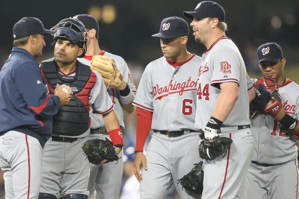 Most of the Nationals infield have a quick meeting at the mound during the game — Stock Photo, Image