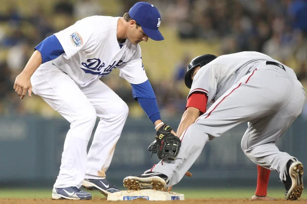 Ryan theriot sätter en sen tag på ian desmond under spelet — Stockfoto