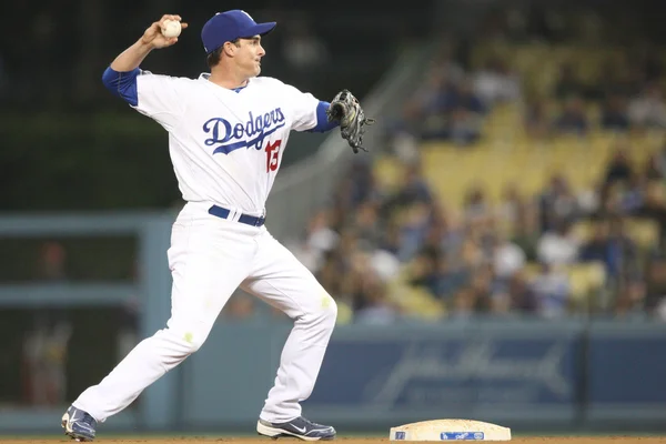 Ryan Theriot lanza una bola de tierra y lanza a la primera durante el juego — Foto de Stock