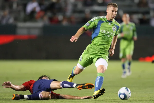 Jeff Parke passe devant un toboggan d'Alan Gordon pendant le match — Photo