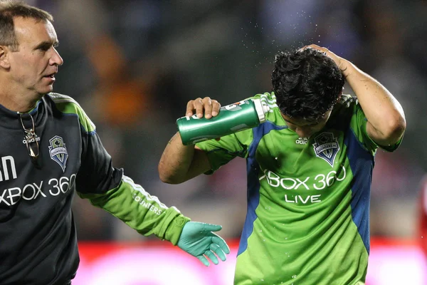 Fredy Montero (R) går ut en mid air kollision under spelet — Stockfoto