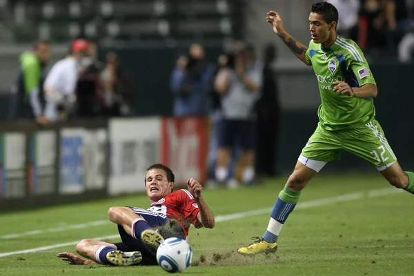 MIGUEL MONTANO and JUSTIN BRAUN fight for the ball during the game — Stock Photo, Image