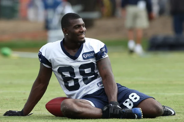 Dez bryant se táhne s týmem před začátkem druhého dne hry — Stock fotografie