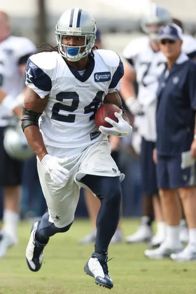 MARION BARBER corre la pelota durante el segundo día del juego —  Fotos de Stock