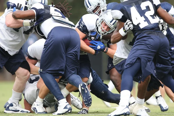 CHRIS GRONKOWSKI intenta romper un tackle durante el segundo día del juego — Foto de Stock