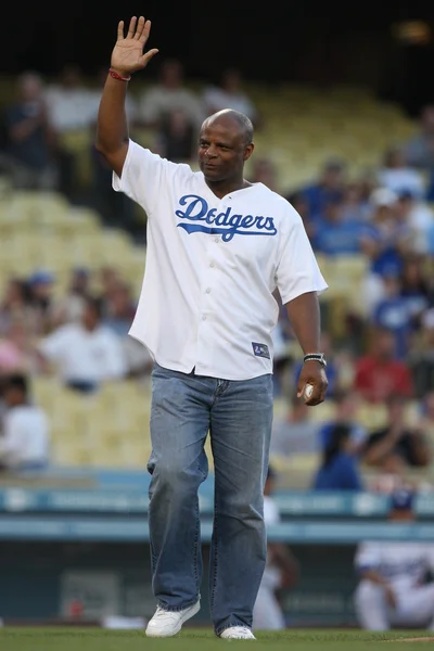 WARREN MOON throws out the first pitch of the game — Stock Photo, Image