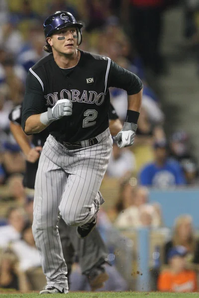 Troy tulowitzki bekommt während des Spiels einen Ball und nimmt ihn in Richtung erste Base — Stockfoto