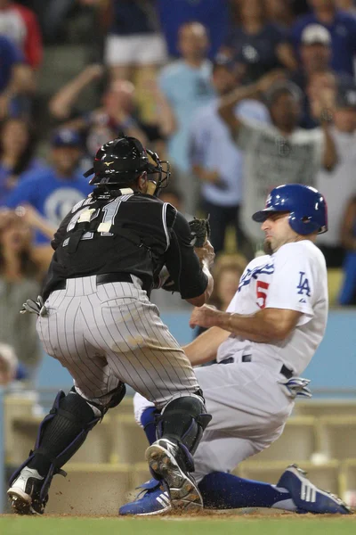 REED JOHNSON desliza para casa tentando bater a tag por OLIVO — Fotografia de Stock