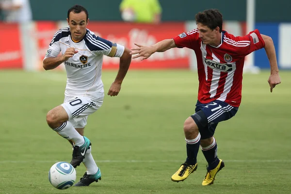 Ben Zemanski persigue al delantero de Los Angeles Galaxy Landon Donovan durante el juego —  Fotos de Stock