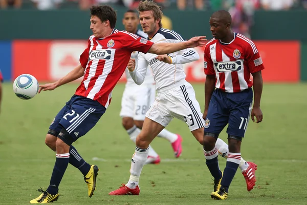 Ben Zemanski controls the ball while holding off David Beckham — Stock Photo, Image