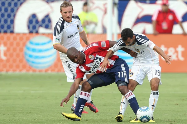 Juninho and Michael Lahoud fight for the ball during the game — Stock Photo, Image