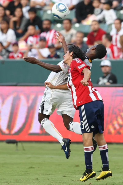 Edson Buddle and Carlos Borja in action during the game — Stock Photo, Image