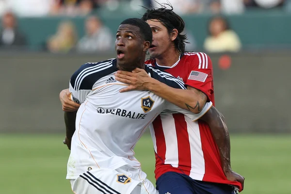 Edson Buddle and Carlos Borja fight for position during the game — Stock Photo, Image