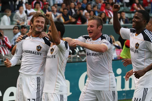 David Beckham celebra un gol de un tiro libre durante el juego — Foto de Stock