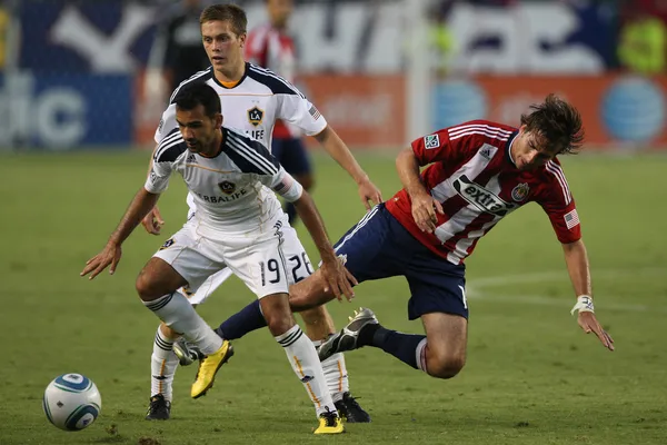 Juninho, Michael Stephens et Alan Gordon en action pendant le match — Photo