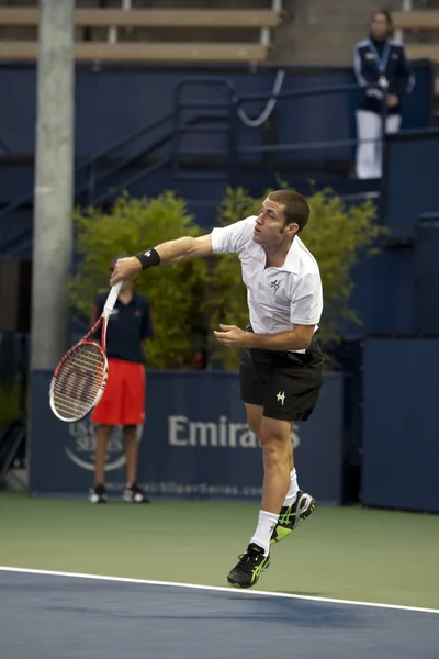 Flavio Cipolla pratica seu serviço contra Jack Sock durante o jogo de tênis — Fotografia de Stock