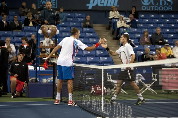 Jack Sock e Flavio Cipolla stringono la mano durante il gioco — Foto Stock