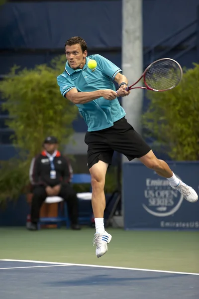 Tobias kamke gaat vanuit de lucht in zijn terugkeer tijdens het tennisspel — Stockfoto