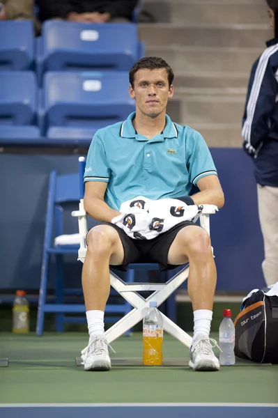 Tobias Kamketakes fait une pause entre les sets pendant le match de tennis — Photo